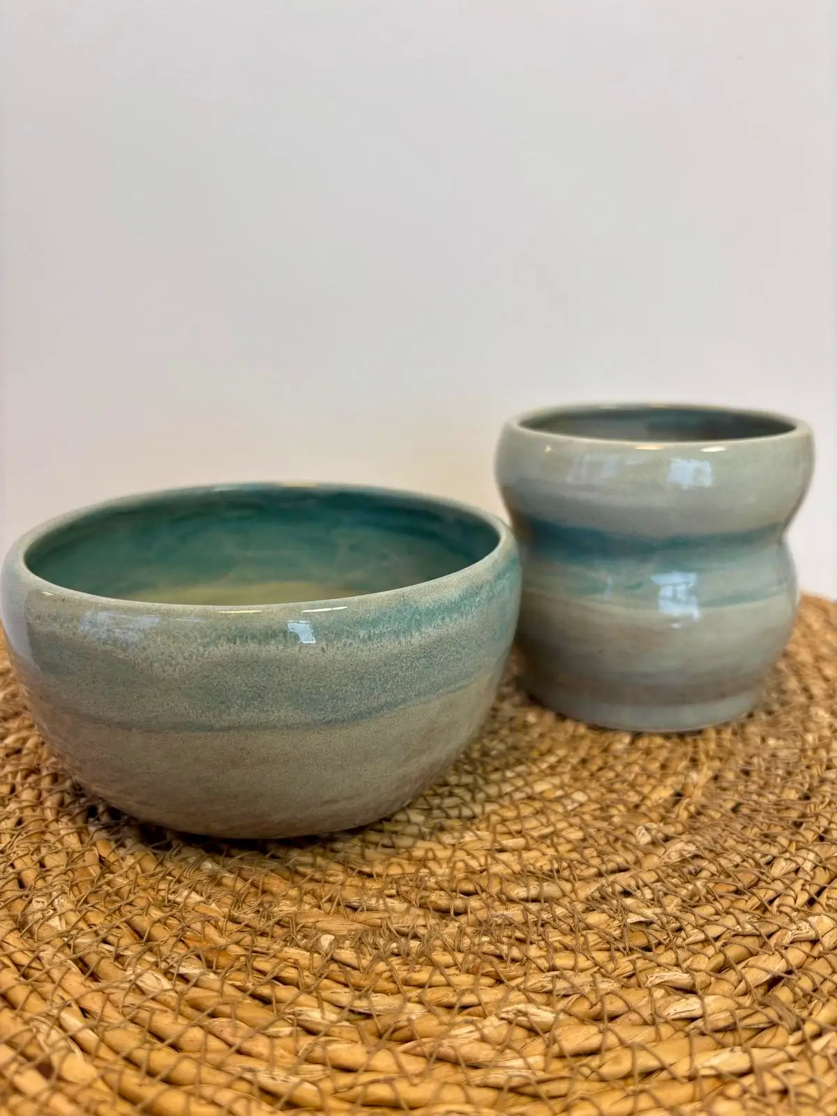 Bol et petit vase en céramique émaillée vert-bleu