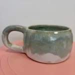 Tasse à anse en céramique émaillée gris-vert tournée à la main