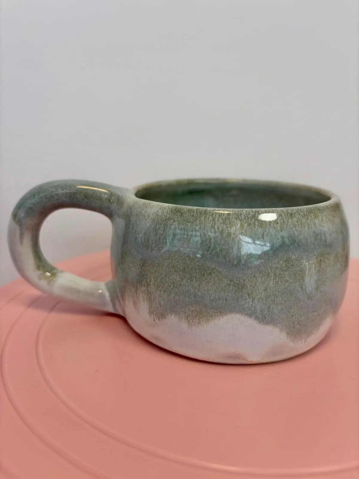 Tasse à anse en céramique émaillée gris-vert tournée à la main